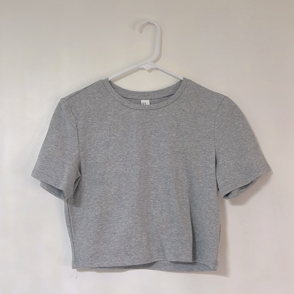 Grey Amazon cropped tee